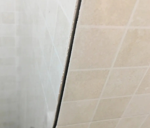 汪清瓷砖空鼓维修公司分享阳台瓷砖脱落的修复过程可以分为以下几个步骤